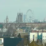 Elegant 3-Bedroom Penthouse With A Private Terrace, Lift Access, And Free Wi-Fi, Located In Battersea, Nine Elms