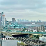 Elegant 3-Bedroom Penthouse With A Private Terrace, Lift Access, And Free Wi-Fi, Located In Battersea, Nine Elms