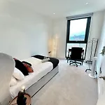 Elegant 3-Bedroom Penthouse With A Private Terrace, Lift Access, And Free Wi-Fi, Located In Battersea, Nine Elms
