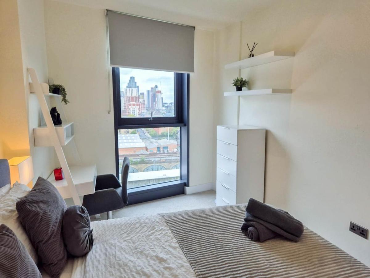 Elegant 3-bedroom Penthouse With A Private Terrace, Lift Access, And Free Wi-fi, Located In Battersea, Nine Elms Apartament *
