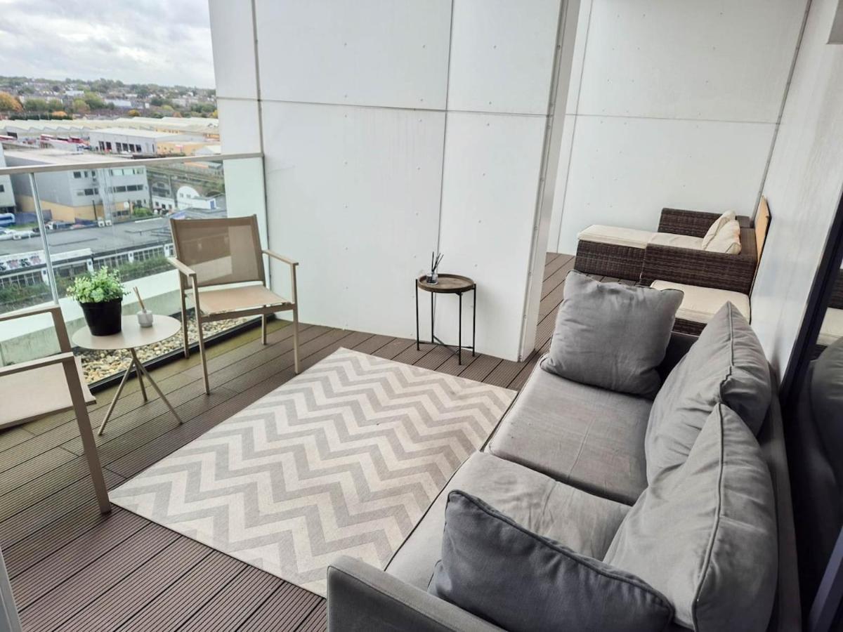 Elegant 3-bedroom Penthouse With A Private Terrace, Lift Access, And Free Wi-fi, Located In Battersea, Nine Elms Apartament