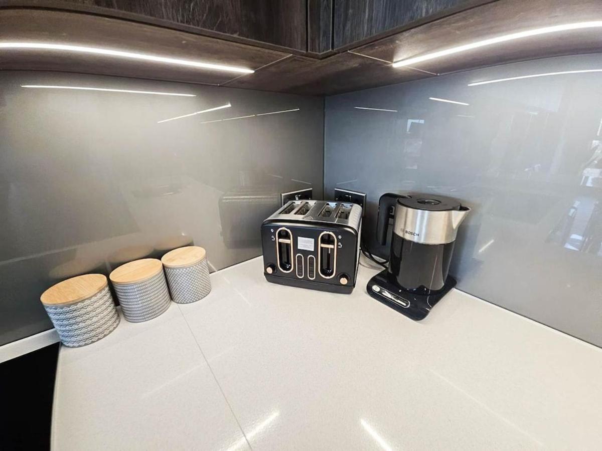 Elegant 3-bedroom Penthouse With A Private Terrace, Lift Access, And Free Wi-fi, Located In Battersea, Nine Elms Apartament *