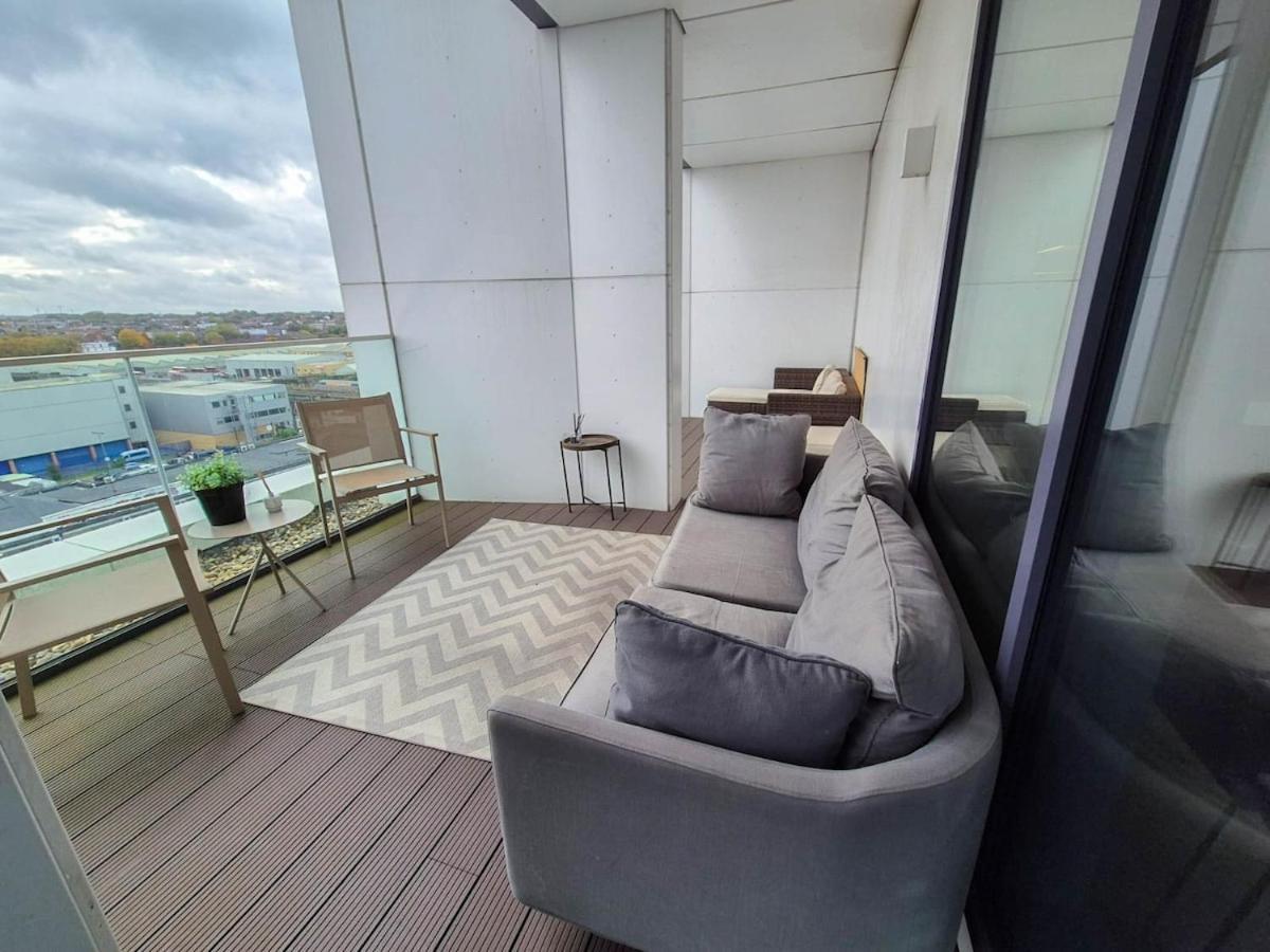Elegant 3-bedroom Penthouse With A Private Terrace, Lift Access, And Free Wi-fi, Located In Battersea, Nine Elms Apartament