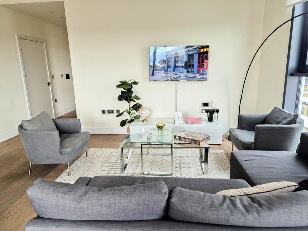 Apartament Elegant 3-bedroom Penthouse With A Private Terrace, Lift Access, And Free Wi-fi, Located In Battersea, Nine Elms *