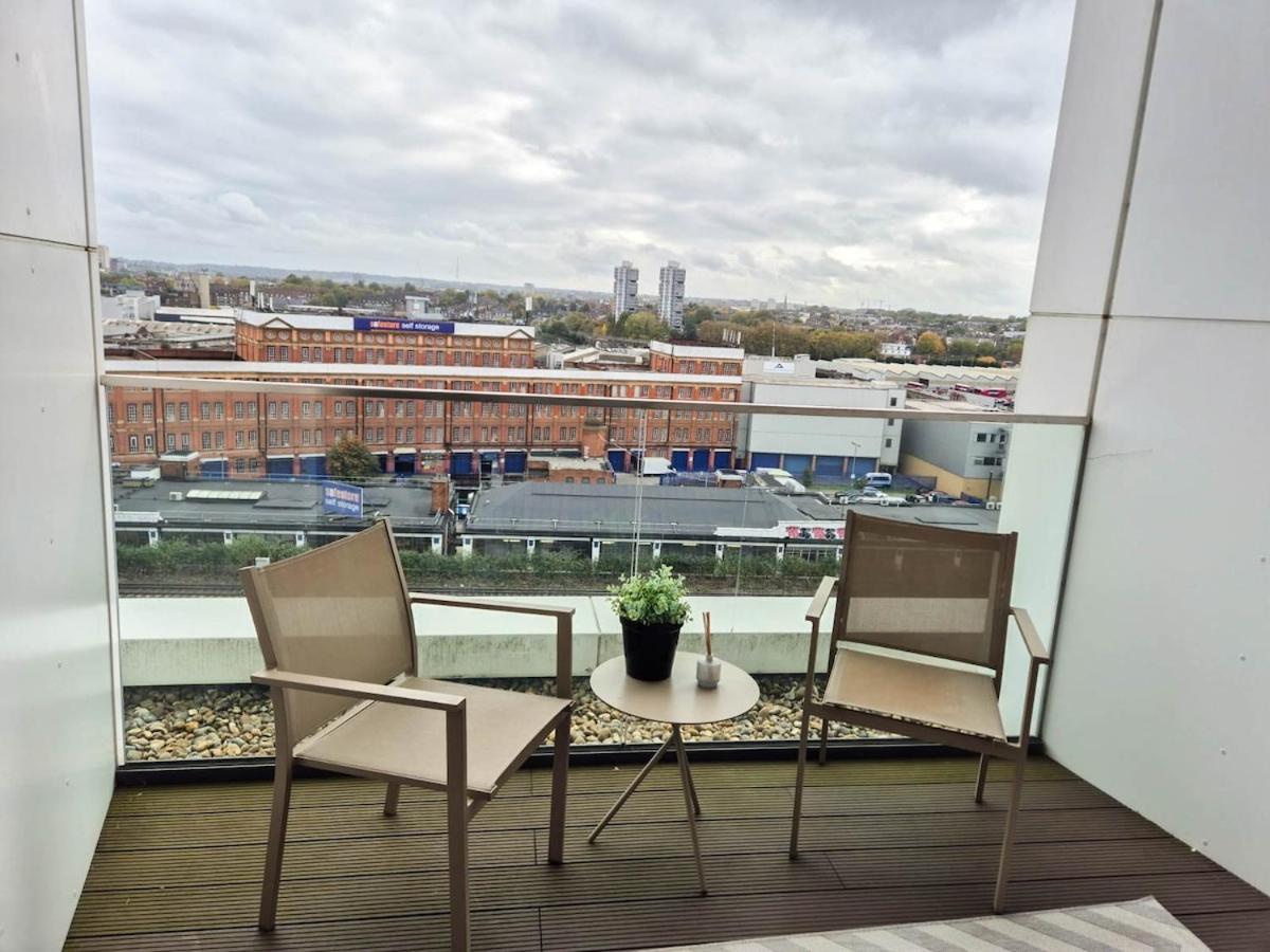 Elegant 3-bedroom Penthouse With A Private Terrace, Lift Access, And Free Wi-fi, Located In Battersea, Nine Elms Apartament Londra