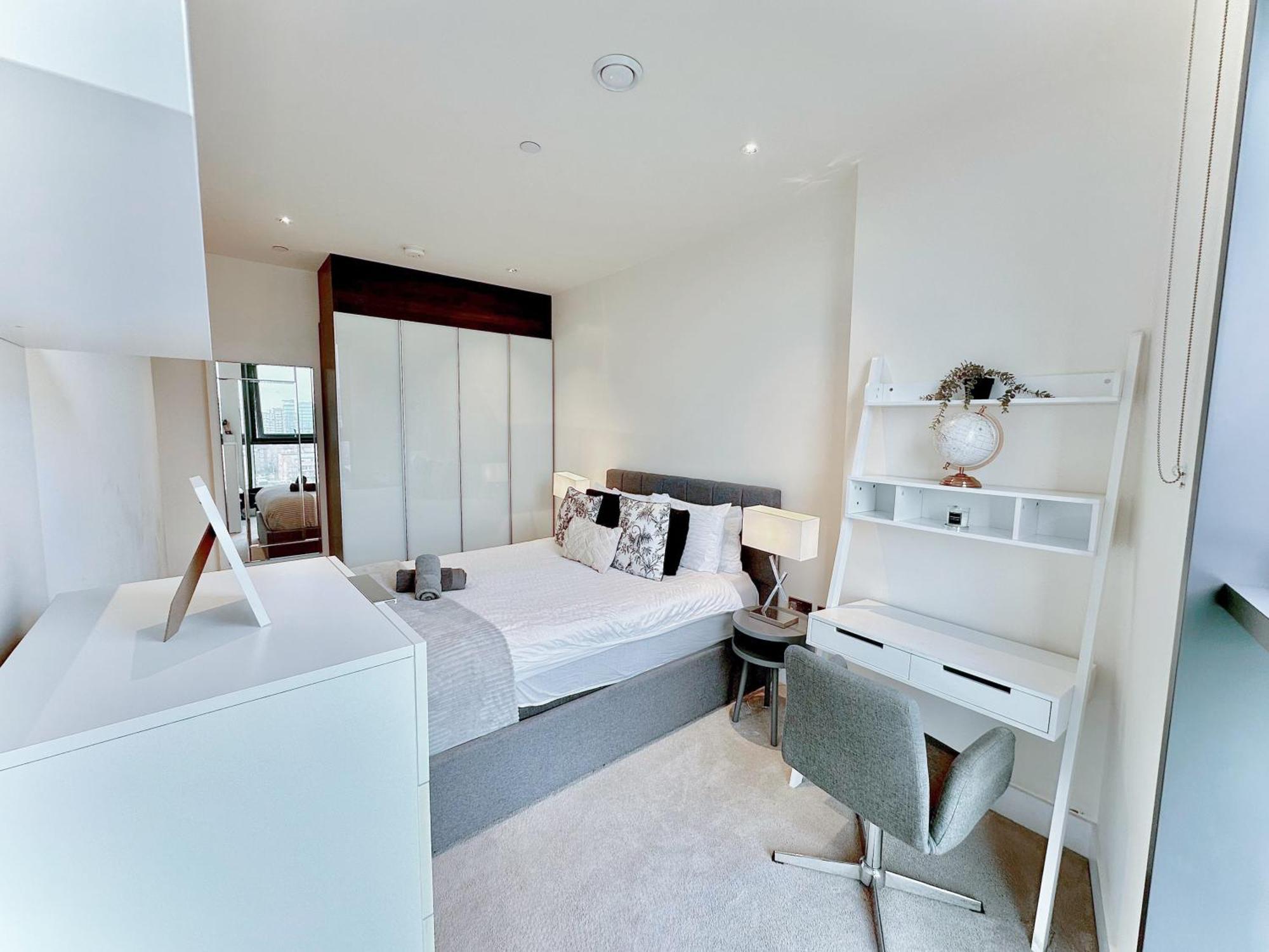 Elegant 3-bedroom Penthouse With A Private Terrace, Lift Access, And Free Wi-fi, Located In Battersea, Nine Elms Londra