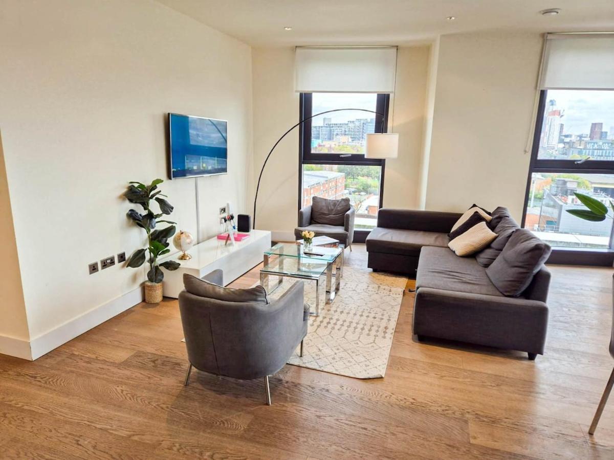 Elegant 3-bedroom Penthouse With A Private Terrace, Lift Access, And Free Wi-fi, Located In Battersea, Nine Elms Apartament
