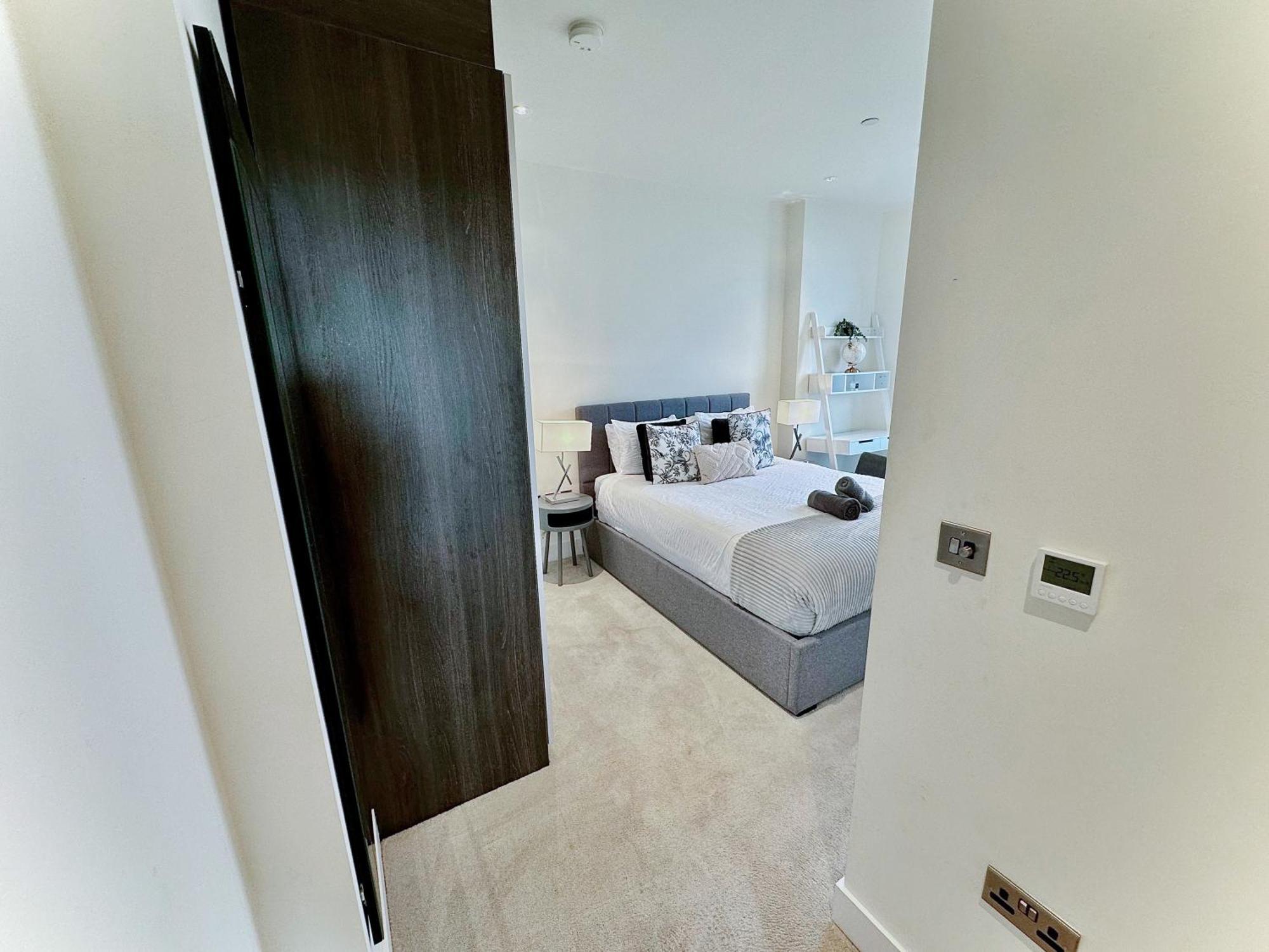 Elegant 3-bedroom Penthouse With A Private Terrace, Lift Access, And Free Wi-fi, Located In Battersea, Nine Elms Apartament
