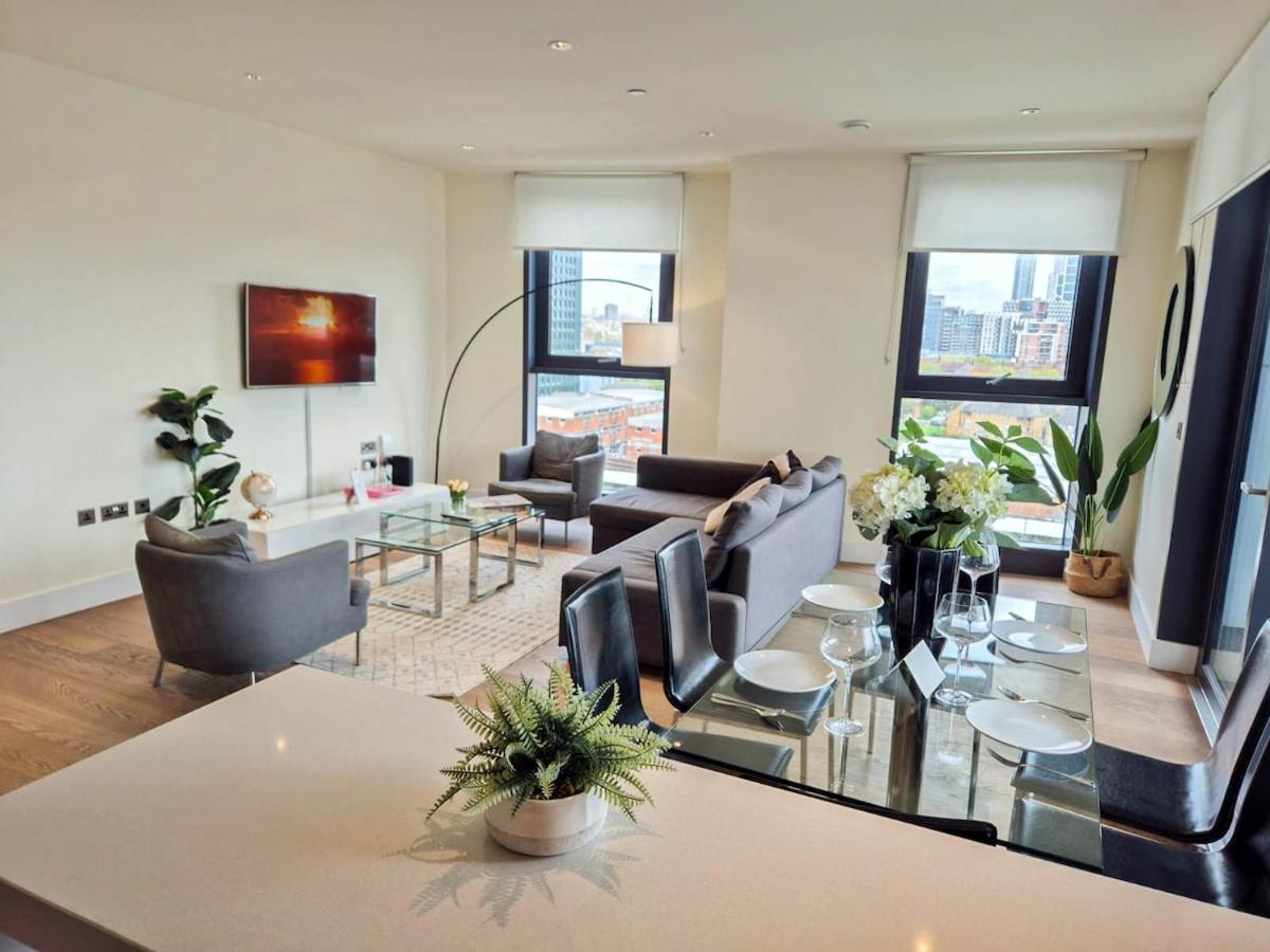 Elegant 3-bedroom Penthouse With A Private Terrace, Lift Access, And Free Wi-fi, Located In Battersea, Nine Elms Apartament Londra