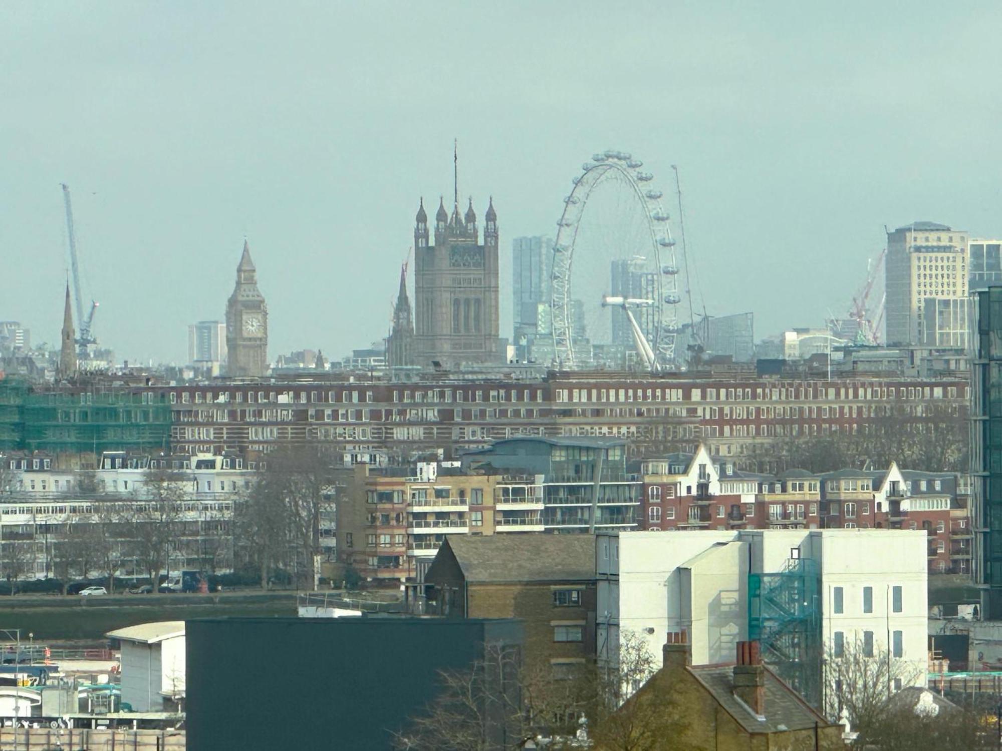 Elegant 3-bedroom Penthouse With A Private Terrace, Lift Access, And Free Wi-fi, Located In Battersea, Nine Elms Londra
