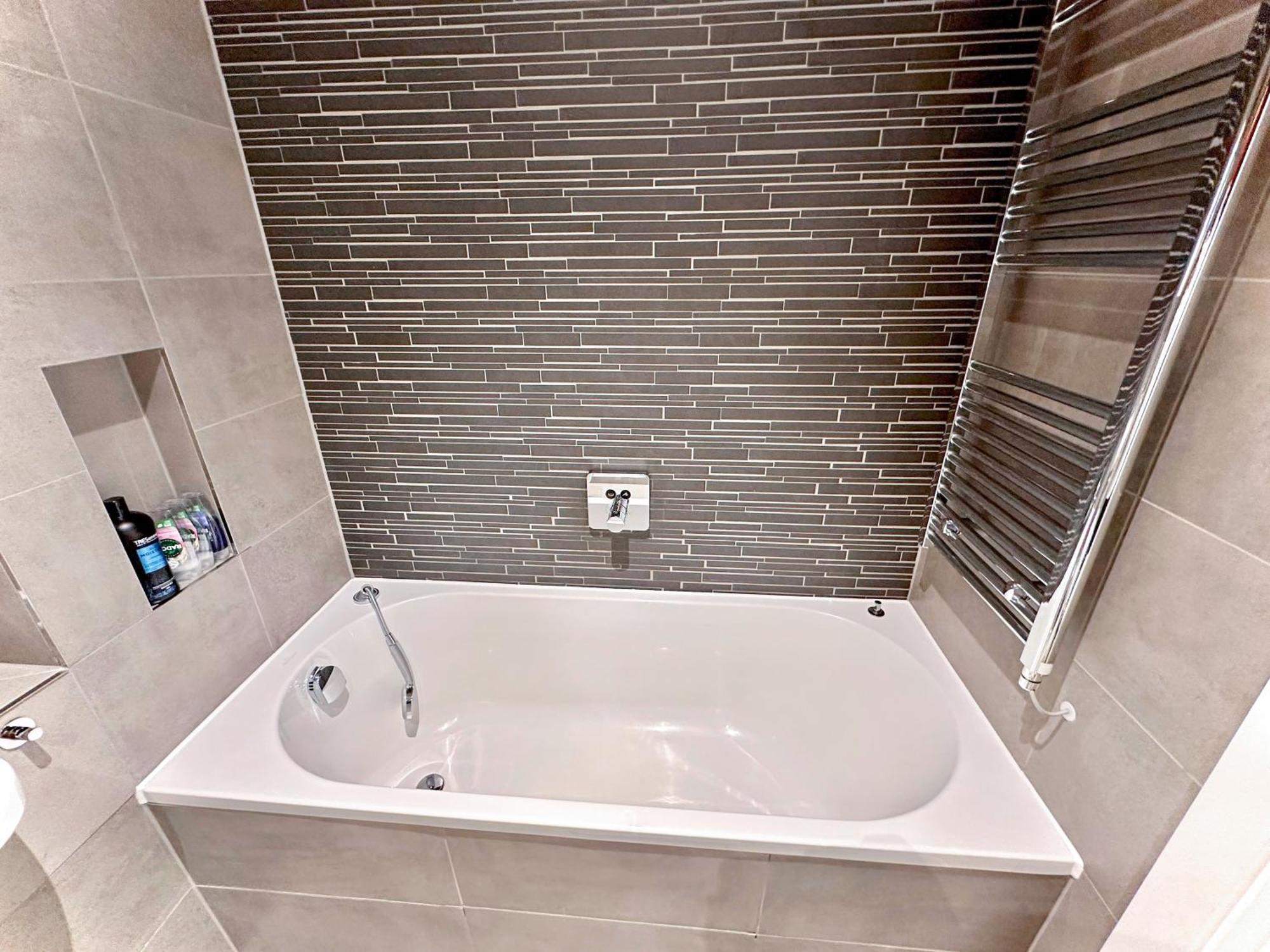 Apartament Elegant 3-bedroom Penthouse With A Private Terrace, Lift Access, And Free Wi-fi, Located In Battersea, Nine Elms