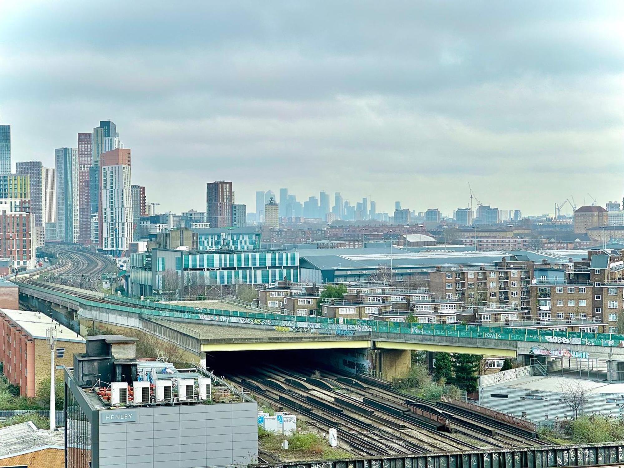 Apartament Elegant 3-bedroom Penthouse With A Private Terrace, Lift Access, And Free Wi-fi, Located In Battersea, Nine Elms *