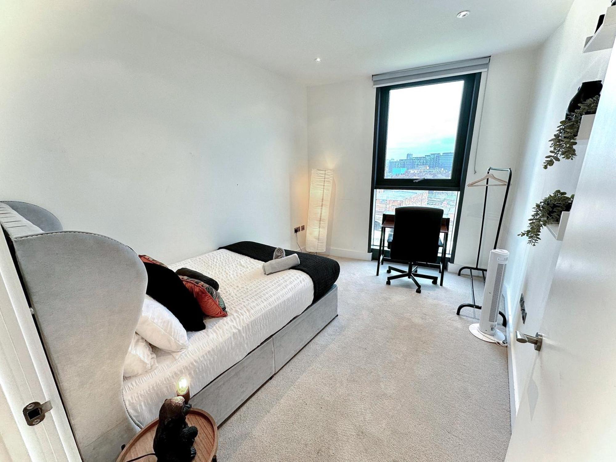 Elegant 3-bedroom Penthouse With A Private Terrace, Lift Access, And Free Wi-fi, Located In Battersea, Nine Elms Londra