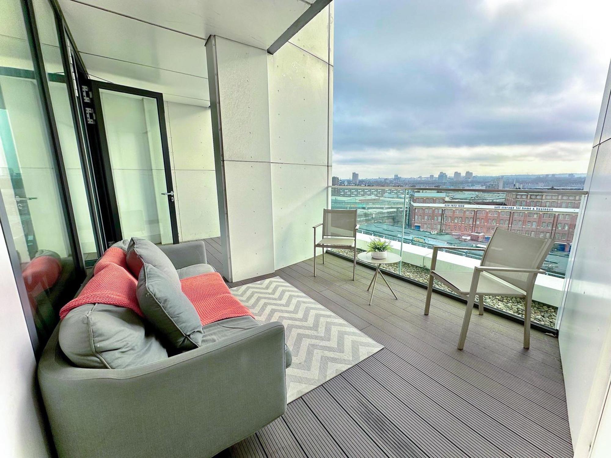 Elegant 3-bedroom Penthouse With A Private Terrace, Lift Access, And Free Wi-fi, Located In Battersea, Nine Elms Apartament *