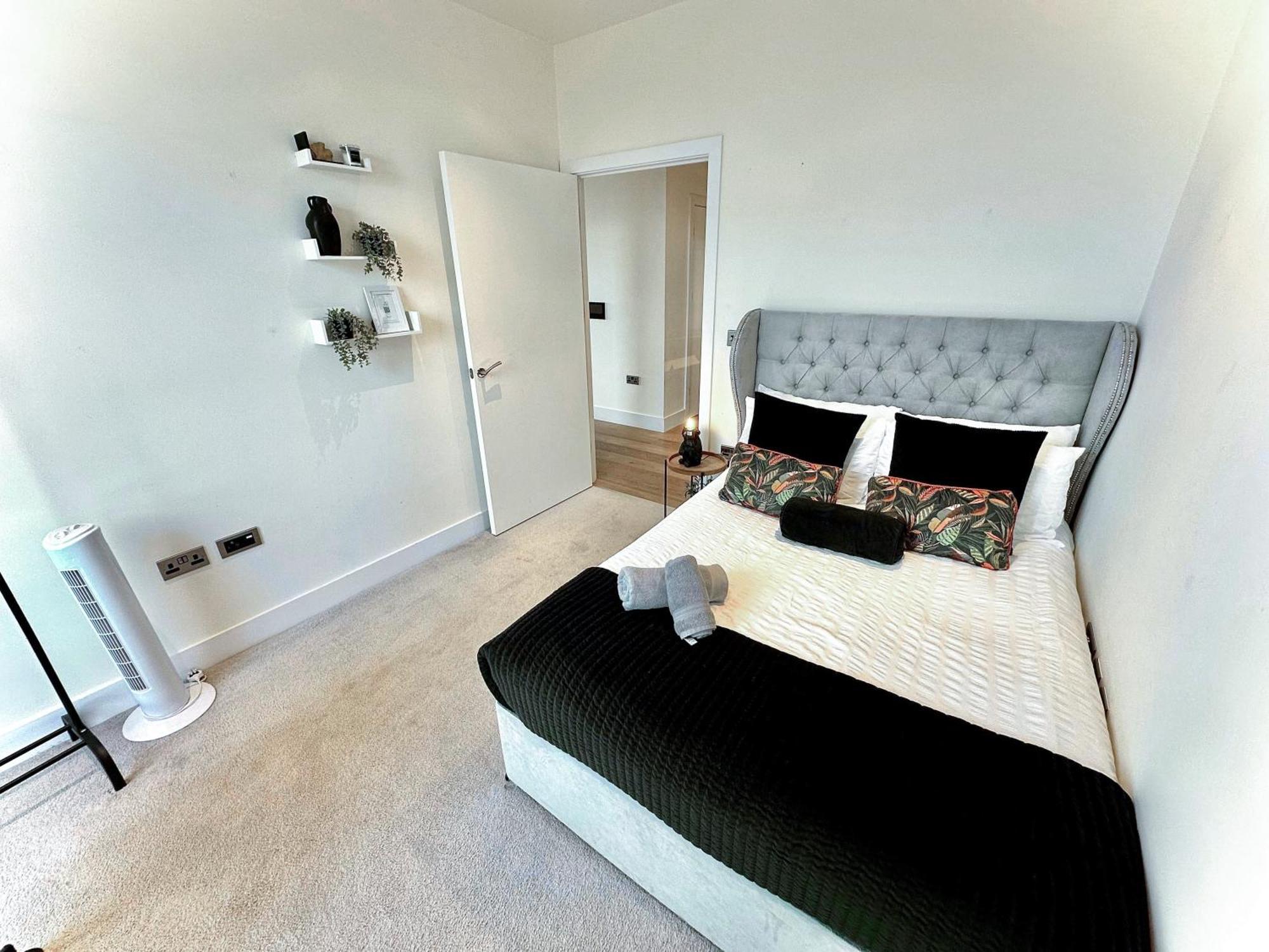 Apartament Elegant 3-bedroom Penthouse With A Private Terrace, Lift Access, And Free Wi-fi, Located In Battersea, Nine Elms