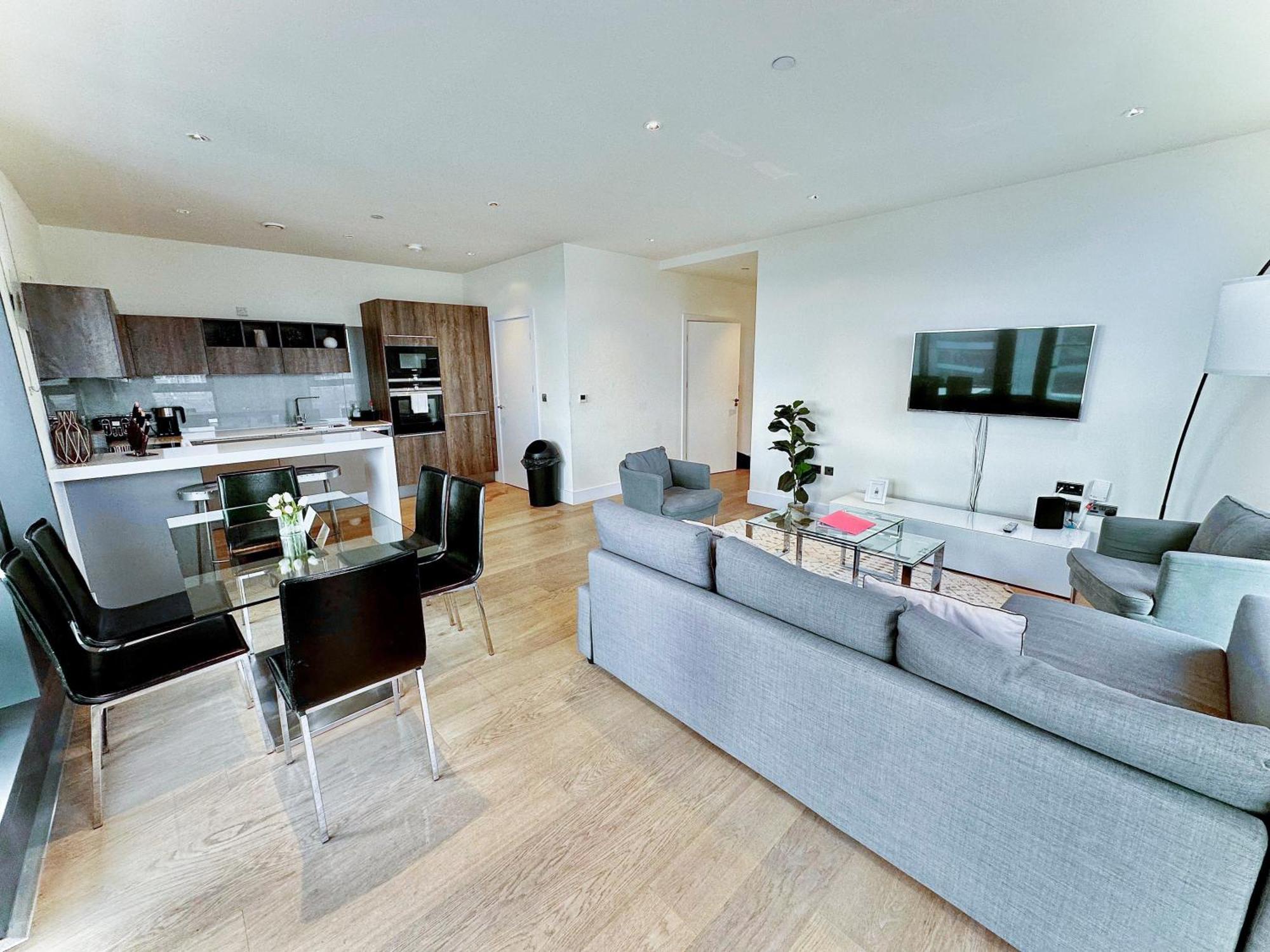 Apartament Elegant 3-bedroom Penthouse With A Private Terrace, Lift Access, And Free Wi-fi, Located In Battersea, Nine Elms *