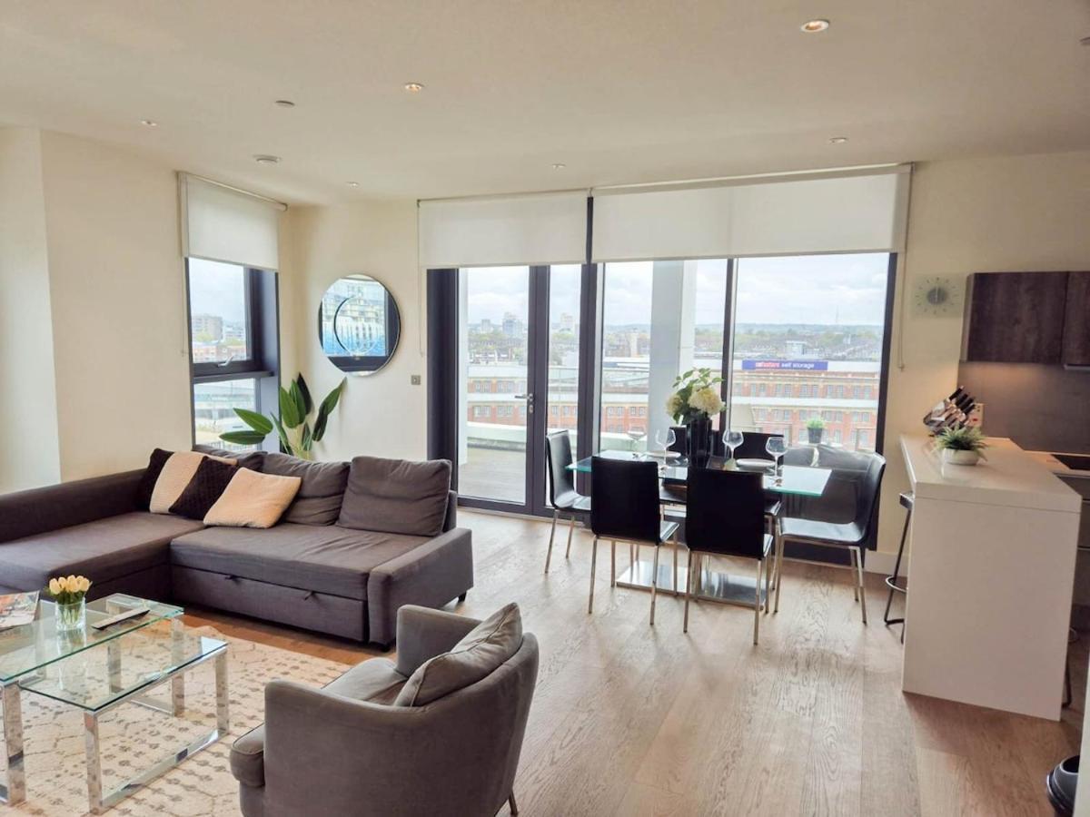 Elegant 3-bedroom Penthouse With A Private Terrace, Lift Access, And Free Wi-fi, Located In Battersea, Nine Elms Londra