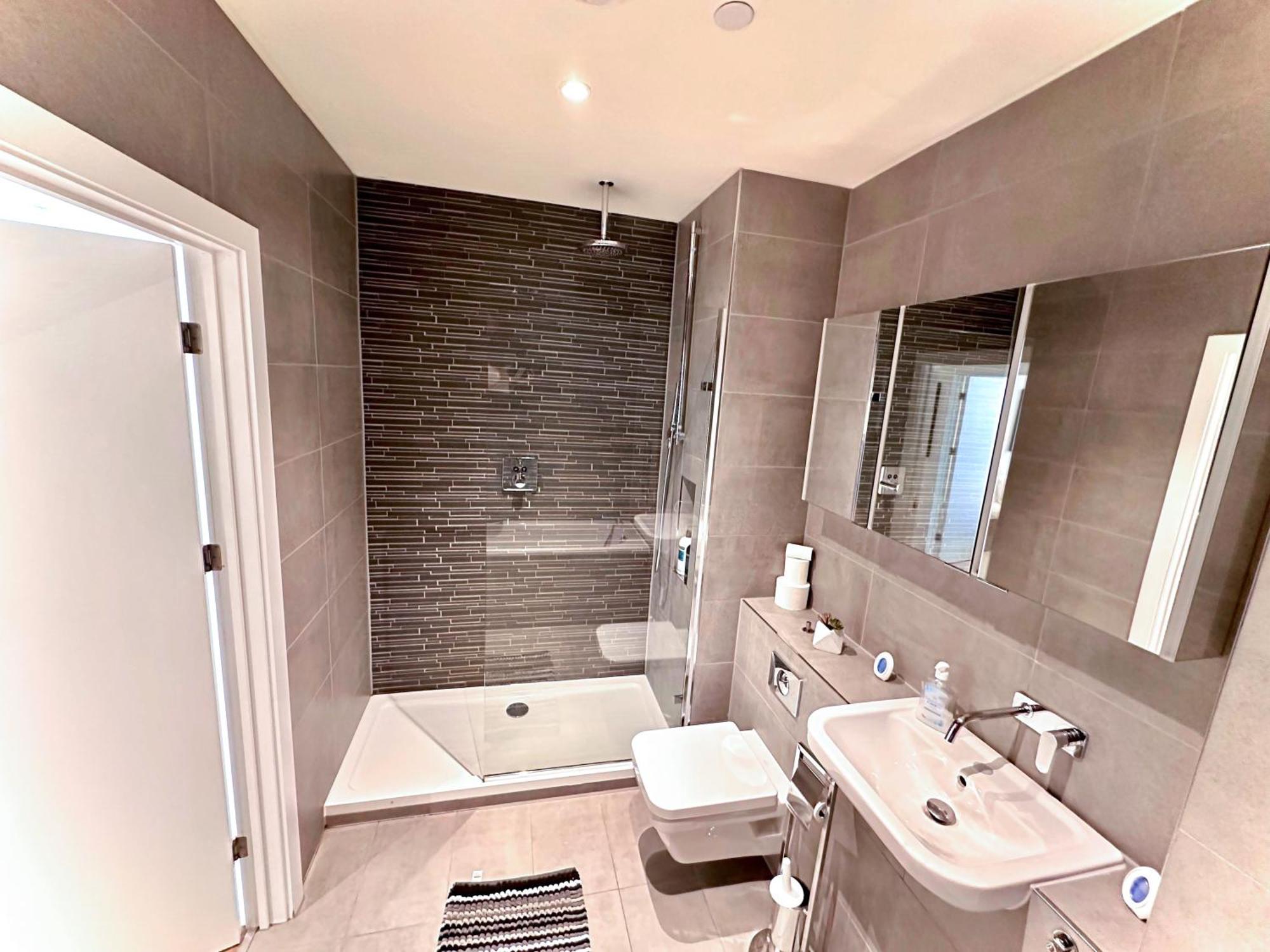 Elegant 3-bedroom Penthouse With A Private Terrace, Lift Access, And Free Wi-fi, Located In Battersea, Nine Elms * Londra