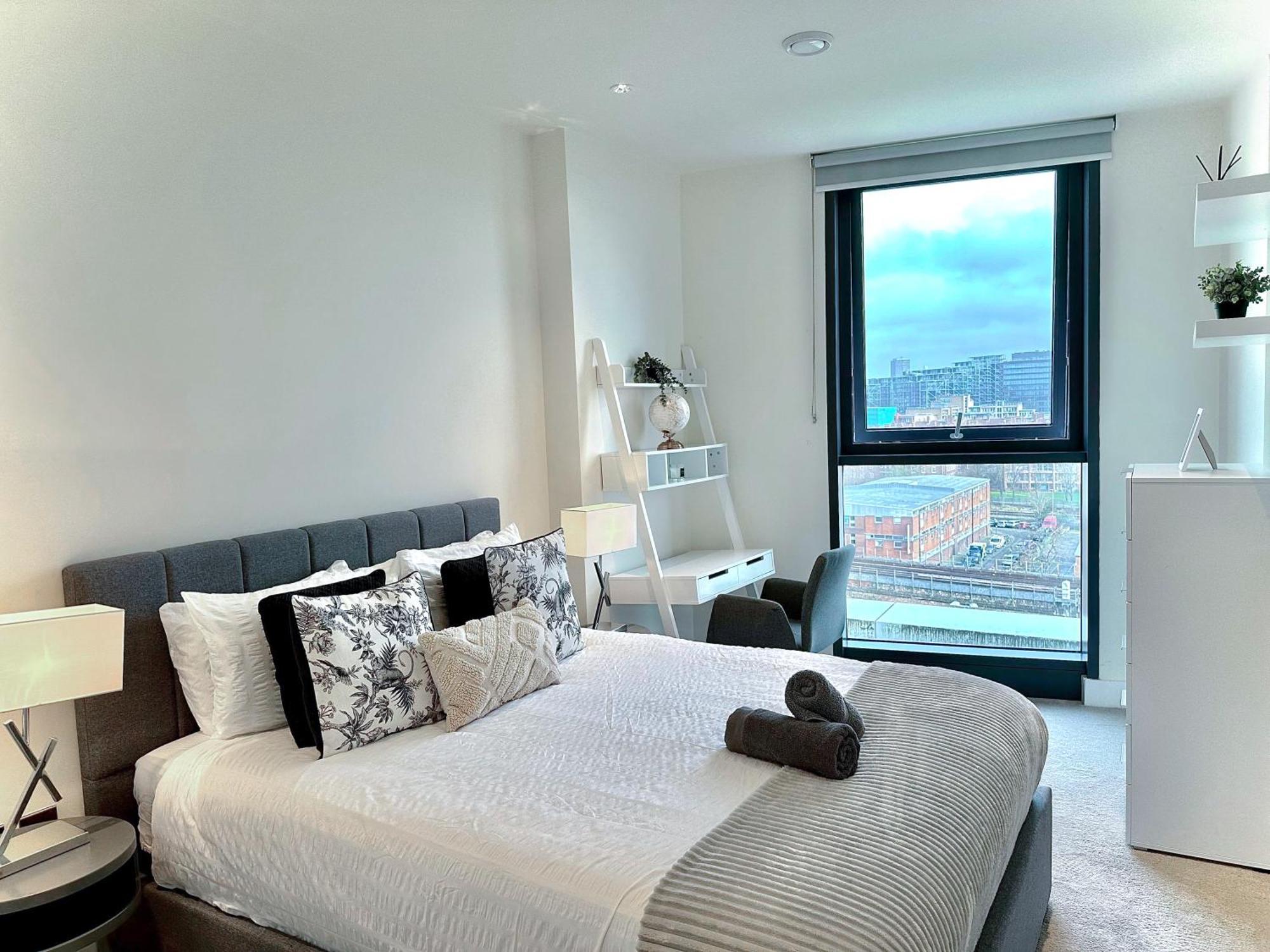 Elegant 3-bedroom Penthouse With A Private Terrace, Lift Access, And Free Wi-fi, Located In Battersea, Nine Elms Londra