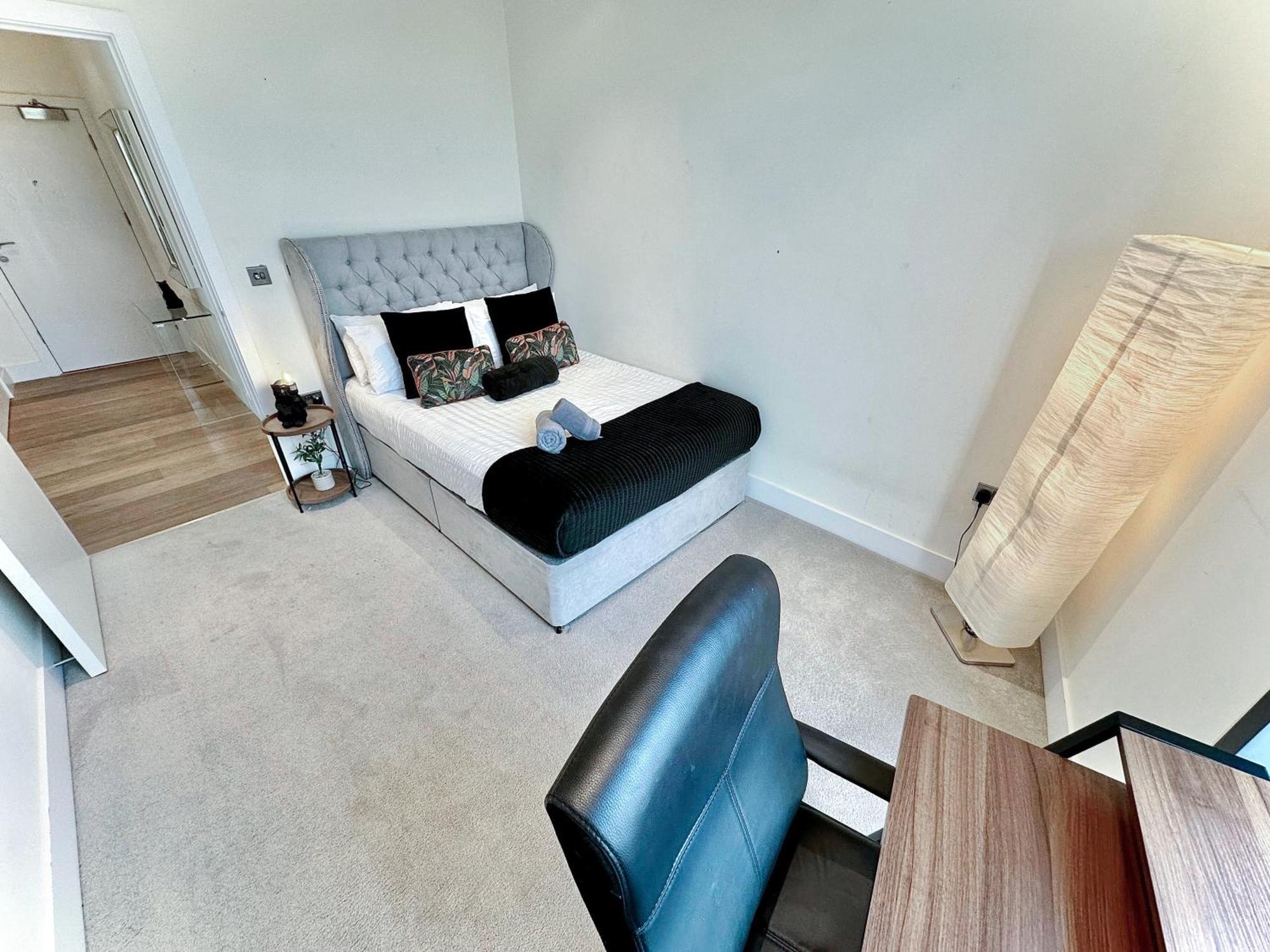 Elegant 3-bedroom Penthouse With A Private Terrace, Lift Access, And Free Wi-fi, Located In Battersea, Nine Elms Apartament