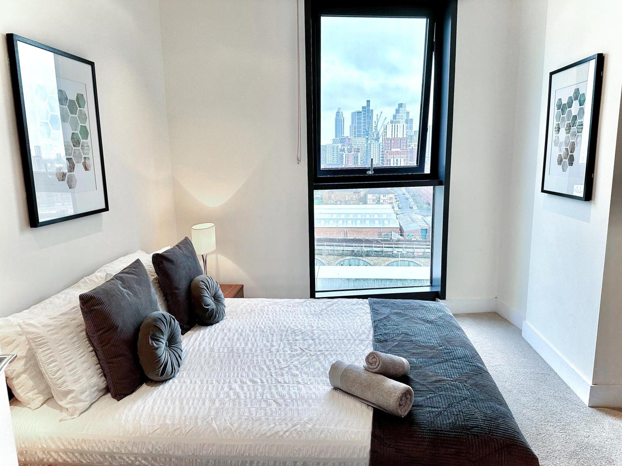 Apartament Elegant 3-bedroom Penthouse With A Private Terrace, Lift Access, And Free Wi-fi, Located In Battersea, Nine Elms