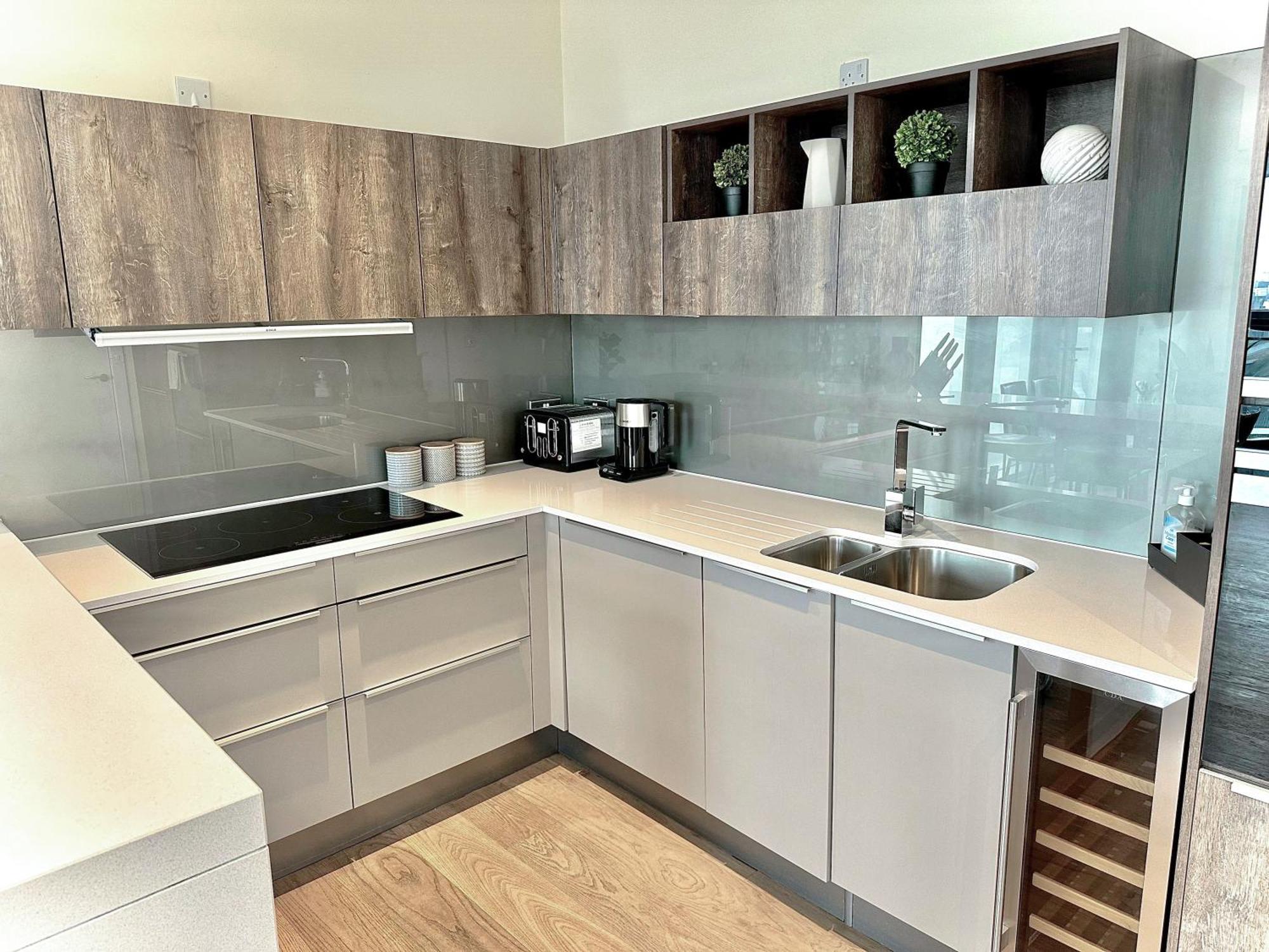 Elegant 3-bedroom Penthouse With A Private Terrace, Lift Access, And Free Wi-fi, Located In Battersea, Nine Elms Apartament *