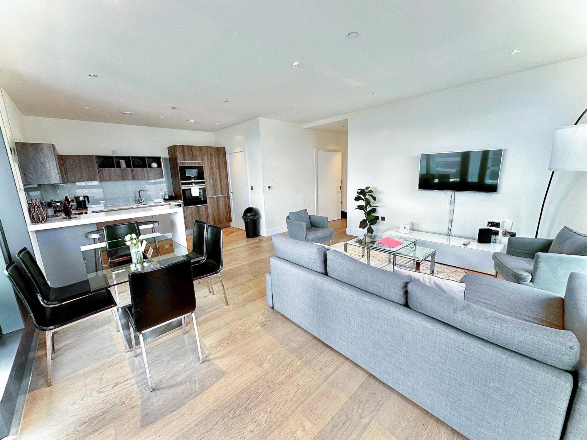 Elegant 3-bedroom Penthouse With A Private Terrace, Lift Access, And Free Wi-fi, Located In Battersea, Nine Elms *
