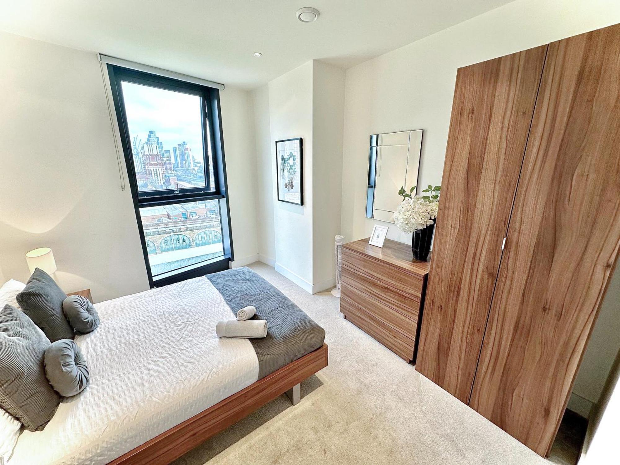 Elegant 3-bedroom Penthouse With A Private Terrace, Lift Access, And Free Wi-fi, Located In Battersea, Nine Elms * London