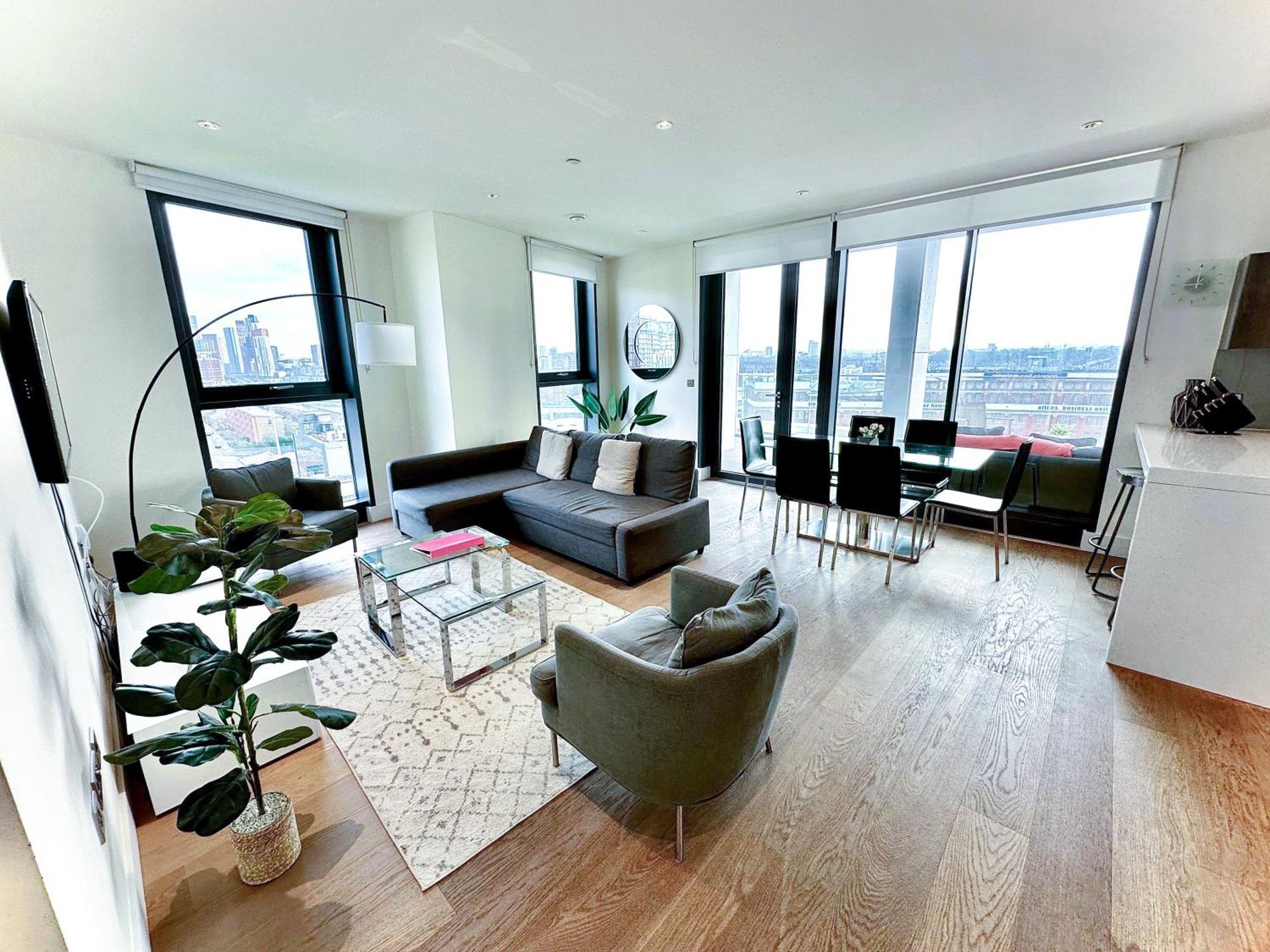 Elegant 3-bedroom Penthouse With A Private Terrace, Lift Access, And Free Wi-fi, Located In Battersea, Nine Elms Apartment *
